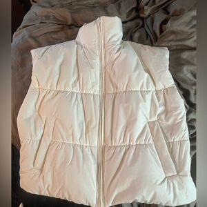 Alo Incline Puffer Vest
Size XS 
Ivory